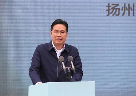 扬州市委常委、市纪委书记、监委主任李航先生致辞。