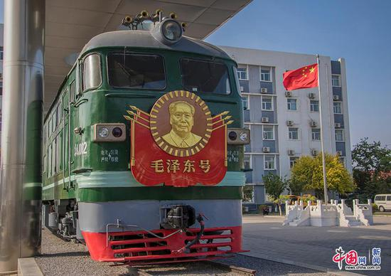 “毛泽东号”内燃机车，机车车徽由著名女雕塑家陈淑光设计，堪称浮雕艺术精品，自1946年起使用至今。中国网记者 马旷/摄
