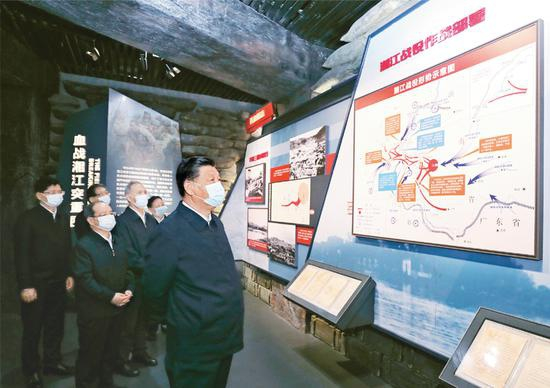 2021年4月25日至27日，中共中央总书记、国家主席、中央军委主席习近平在广西考察。这是25日上午，习近平在桂林市全州县，参观红军长征湘江战役纪念馆。 新华社记者 鞠鹏/摄