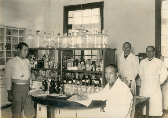  图为新发现的华北北支1855部队照片之一。专家称这是国内首次出现这只北平细菌战部队的影像资料。（图片由华辰拍卖行影像部提供。）