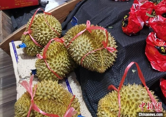 榴莲。 中新网记者 谢艺观 摄