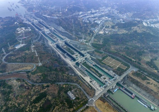 在湖北省宜昌市，船舶有序通过三峡枢纽五级船闸（2023年1月2日摄，无人机照片）。新华社发（王罡 摄）