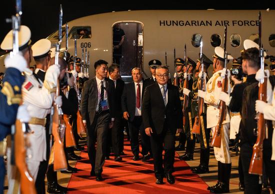  △2023年10月15日，来华出席第三届“一带一路”国际合作高峰论坛的匈牙利总理欧尔班抵达北京。