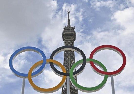 这是7月10日从巴黎奥运会沙滩排球赛场内拍摄的埃菲尔铁塔。新华社