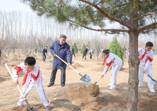 2024年4月3日，党和国家领导人习近平、李强、赵乐际、王沪宁、蔡奇、丁薛祥、李希、韩正等来到北京市通州区潞城镇参加首都义务植树活动。这是习近平同大家一起植树。新华社记者 鞠鹏 摄