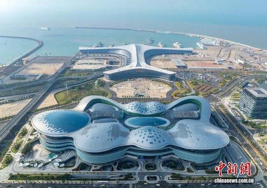 　　资料图：2025年12月5日，俯瞰cdf海口国际免税城和海口新海港客运枢纽。记者 骆云飞 摄（无人机照片）