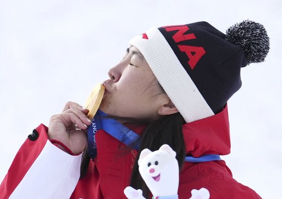  2月18日，冠军中国选手徐梦桃在自由式滑雪女子空中技巧颁奖仪式上亲吻金牌。新华社记者 胡超 摄