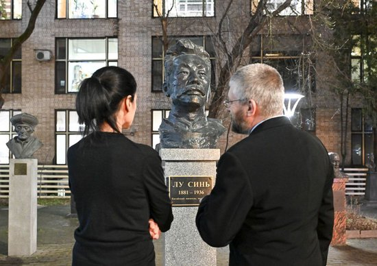  2025年12月5日，在俄罗斯首都莫斯科全俄外国文学国家图书馆，人们驻足观看鲁迅铜像。新华社记者 郝建伟 摄