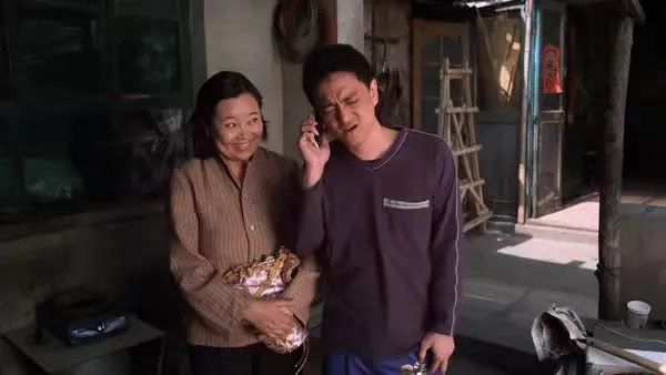 ·赵英俊在电影《像小强一样活着》中饰演一位进城投奔朋友的年轻人。