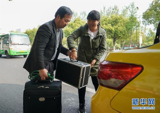 　　在南京街头，朱倩倩（右）帮助乘客拿行李（4月12日摄）。今年32岁的朱倩倩是江苏南京公共交通（集团）有限公司江南出租汽车分公司的一名驾驶员。她在工厂打过工、做过小生意，6年前进入出租车行业。她工作努力，肯吃苦，曾将摔倒受伤的老人送去就医，将乘客遗落的物品送还，被评为“美丽的姐”。朱倩倩表示，青年应该脚踏实地，服务社会，让更多的人感受到快乐和贴心。 青年是整个社会力量中最积极、最有生气的力量，国家的希望在青年，民族的未来在青年。奋斗是青春最亮丽的底色。让青春在新时代改革开放的广阔天地中绽放，让人生在实现中国梦的奋进追逐中展现出勇敢奔跑的英姿。 新华社记者 季春鹏 摄
