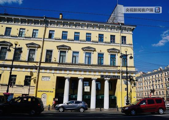 　　△涅瓦大街一角，莫伊卡运河旁，坐落着著名的“文学咖啡馆”。当年，陀斯妥耶夫斯基、舍夫琴科等人曾是这里的常客。（央视记者拍摄）