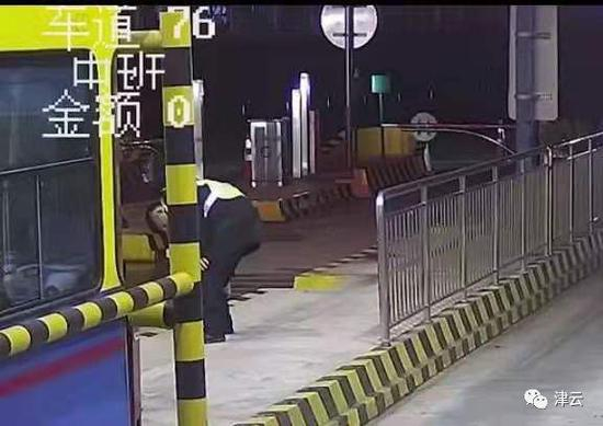  监控显示童勇钧突然抽筋后在安全岛上长时间不能动