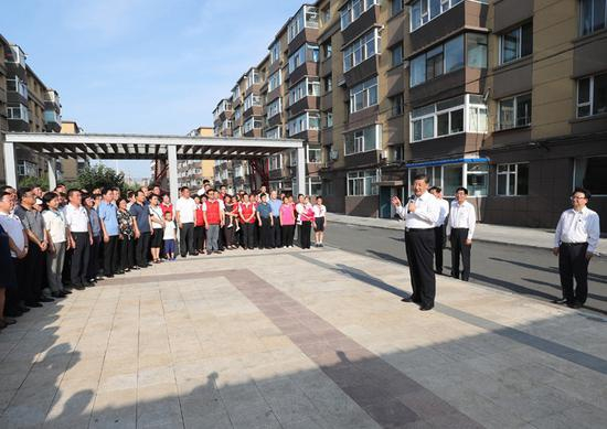 7月22日至24日，中共中央总书记、国家主席、中央军委主席习近平在吉林省考察。这是7月23日下午，习近平在长春市宽城区团山街道长山花园社区广场，同居民们亲切交流。