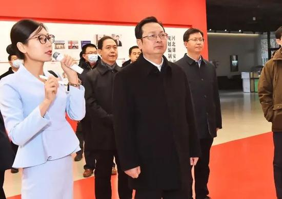 张国华（中）在规划展示中心听取介绍