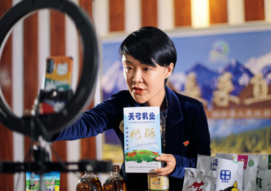  ·贺娇龙在直播“带货”。