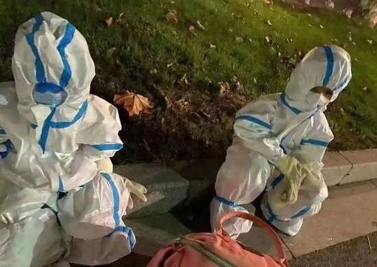 扬州疫情中穿着隔离服的未成年人