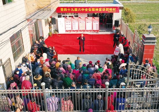 2021年12月5日，江苏省海安市曲塘镇群贤村开展“党的十九届六中全会精神宣讲到咱村”活动，通过百姓名嘴宣讲、文艺表演、诗朗诵等形式，向群众宣传全会精神。&nbsp;人民视觉 姜明/摄