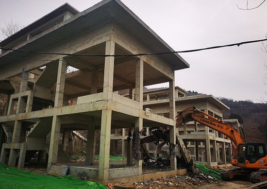 城管执法队员证实，目前正在拆除的建筑，正是报道中提到的天井峪村违建别墅。摄影：牛其昌