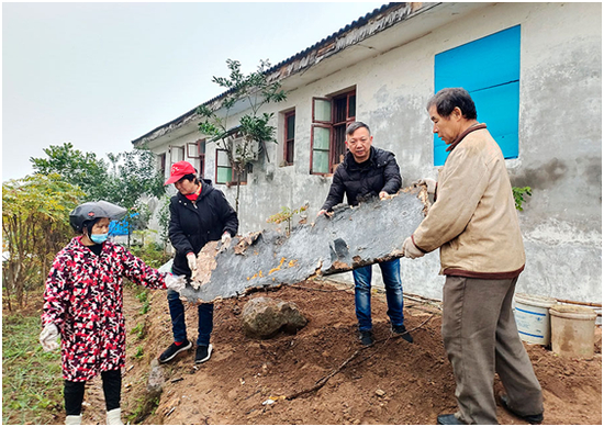 刘拥军（右二）带领群众整治居住环境。