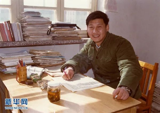 1983年，在河北正定办公室里的习近平。&nbsp;（图源：新华社）