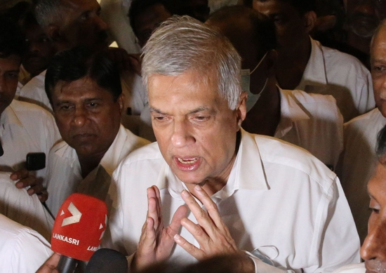 当地时间2022年7月20日，斯里兰卡科伦坡，斯里兰卡总统维克拉马辛哈参观寺庙。澎湃影像 图