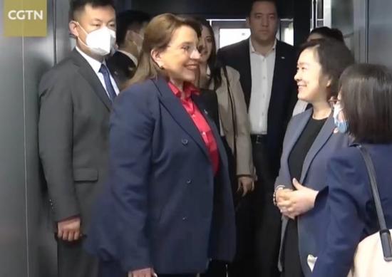 洪都拉斯总统卡斯特罗（左2）6月9日抵达上海，开始对中国的国事访问，外交部部长助理华春莹（右2）等前往迎接 图：CGTN报道画面截屏