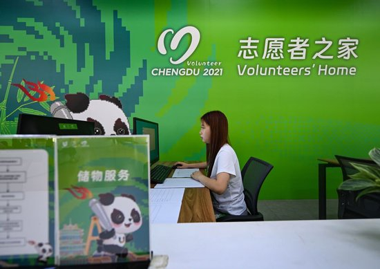  7月15日，在大运村志愿者之家，一位志愿者正在工作。新华社记者王曦摄