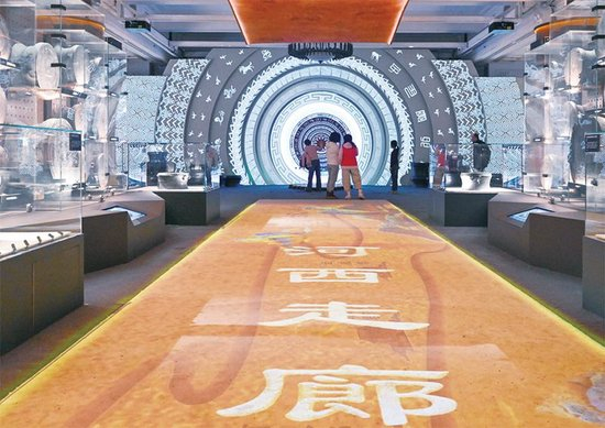 2023年8月1日，铸牢中华民族共同体意识文物古籍展在北京民族文化宫正式对外展出。展览以1500余件文物古籍，向观众展开了一幅中华民族共同体形成发展的历史长卷。图为2023年12月23日，观众在馆内参观。 新华社记者 郝建伟/摄