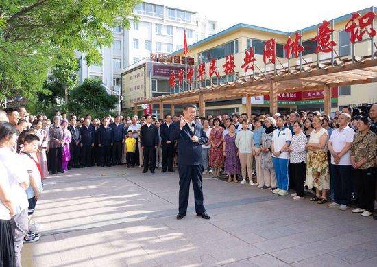 19日下午，习近平总书记来到宁夏银川市金凤区长城花园社区考察。看到这个多民族聚居的社区其乐融融，各族群众和睦相处、生活幸福，习近平十分高兴。他说，民族团结非常重要，我们五十六个民族要像石榴籽一样紧紧抱在一起。五十六个民族凝聚在一起就是中华民族共同体，中华民族是一个大家庭。我们共同奋斗，一起推进中国式现代化，实现中华民族伟大复兴！