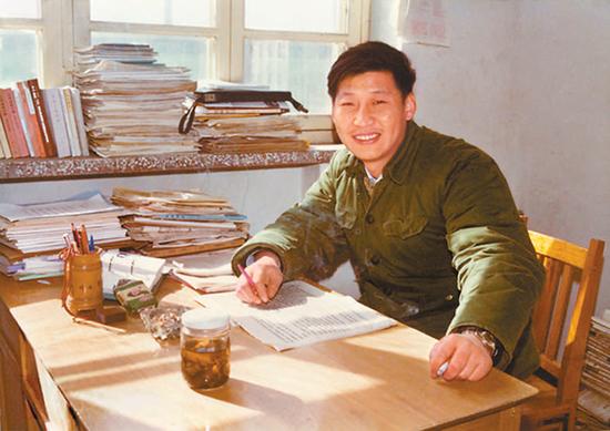  1983年，习近平在河北正定县委办公室。来源：新华社