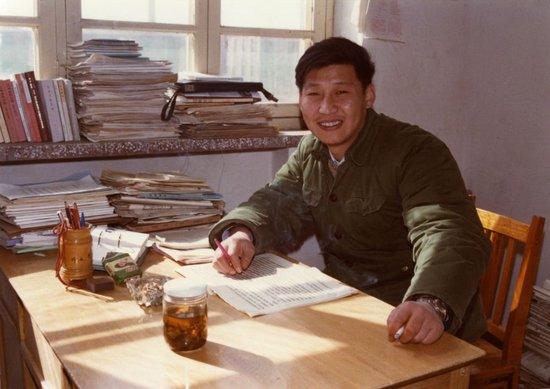 这是1983年,在河北正定办公室里的习近平。