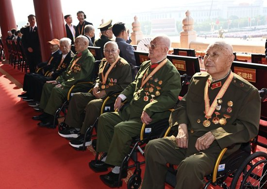  抗战老战士老同志代表在天安门城楼。新华社记者 谢环驰 摄