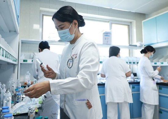 2025年5月12日,武汉大学中南医院胸外科护士为患者输液做准备。新华社发(赵军摄)