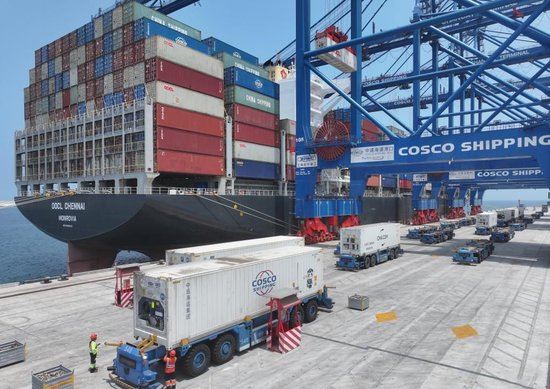 △秘鲁钱凯港,智能集卡装载到港集装箱。