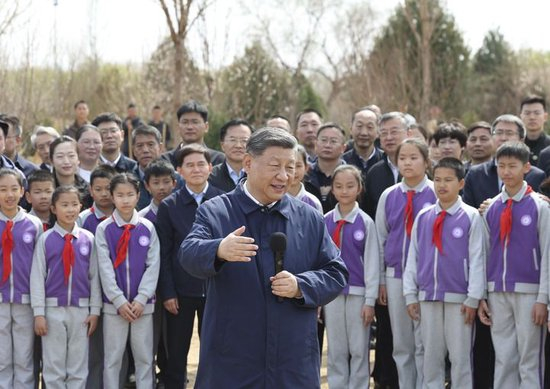 3月30日，党和国家领导人习近平、李强、赵乐际、王沪宁、蔡奇、丁薛祥、李希等来到北京市昌平区百善镇参加首都义务植树活动。这是习近平同在场的干部群众、少先队员亲切交谈。新华社记者 黄敬文 摄
