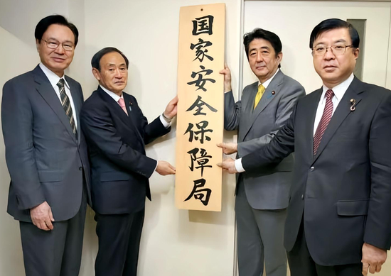  2014年1月，时任日本首相安倍晋三、时任内阁官房长官菅义伟等人出席了国家安全保障局的挂牌成立仪式。（资料图）