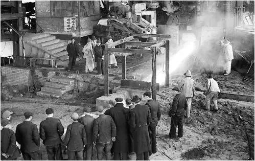 1953年3月11日，我国第一座自动化的炼铁炉——鞍山钢铁公司第8号炼铁炉开始出铁了。铁水经过化验，质量很好。这是开始出铁时，冶金部门的领导同志、苏联专家等正在参观的情形。