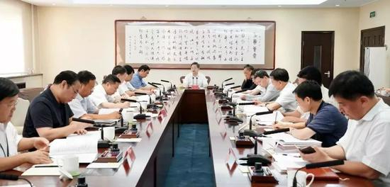 　　（图：中央政法委秘书长、全国扫黑办主任陈一新于2018年8月16日主持召开全国扫黑办第二次主任会议。）