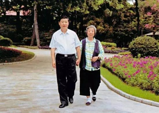 习近平陪母亲齐心散步（新华社发）