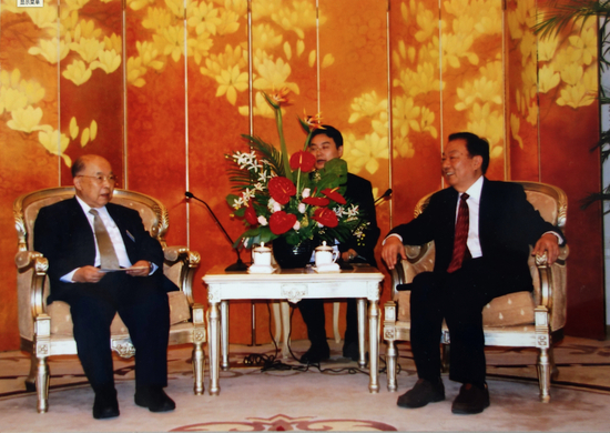 2009年11月，日本旭川庄第20次福利之翼访沪团来访之际，周慕尧会见江草安彦