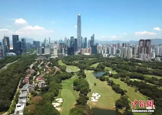  图为远眺深圳平安金融中心。中新社记者 陈文 摄