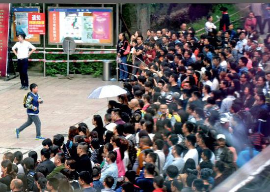 2016年4月， “全国小学数学奥林匹克比赛”决赛在四川成都的一个考点，家长等待学生出来。图/视觉中国