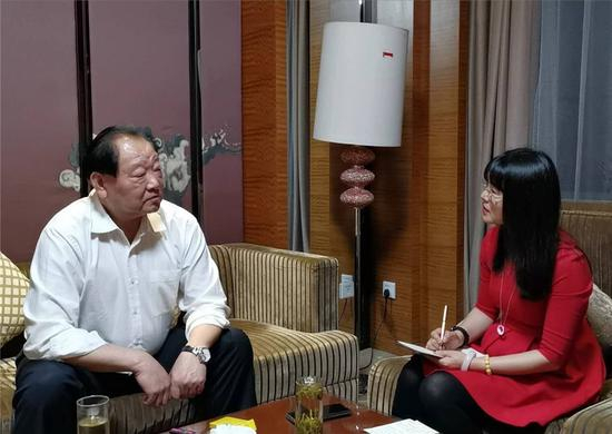 国际商报记者在采访许海峰