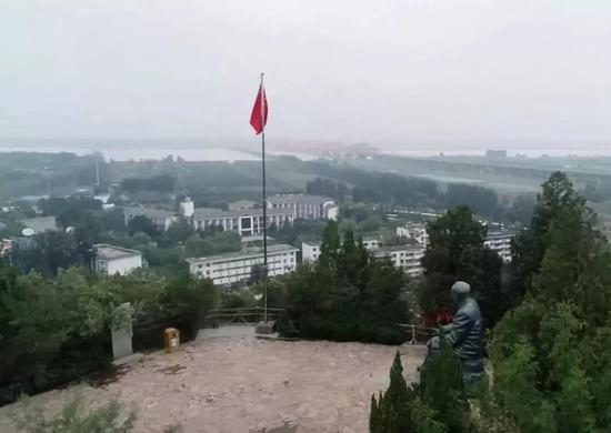 这是67年后的小顶山，再从此处眺望，旧貌换新颜。（图片来自央视新闻客户端）