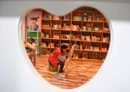 2019年11月25日，俊俊在绘画。