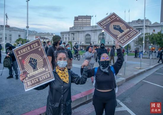  △当地时间5月31日晚8点过后，部分抗议者仍然在旧金山市政厅前抗议。中新社记者 刘关关 摄