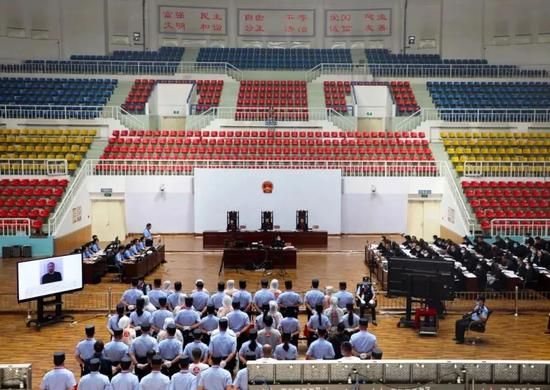 ·易连峰等54人重大涉黑案庭审现场