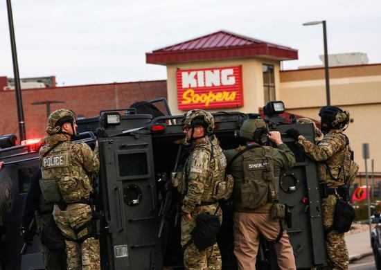 博尔德市商店外的美国执法人员澎湃影像图