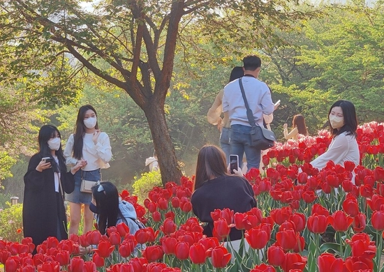 韩国民众在首尔一处公园内游玩（资料图）