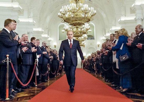  当地时间2004年5月7日，俄罗斯莫斯科，俄罗斯总统普京穿过圣乔治大厅，参加在克里姆林宫举行的就职典礼。图源视觉中国